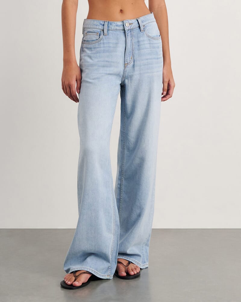 Loe Mid Rise Straight Jean in LIGHT WASH