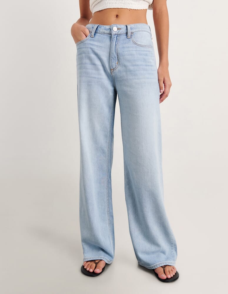 Loe Mid Rise Straight Jean in LIGHT WASH