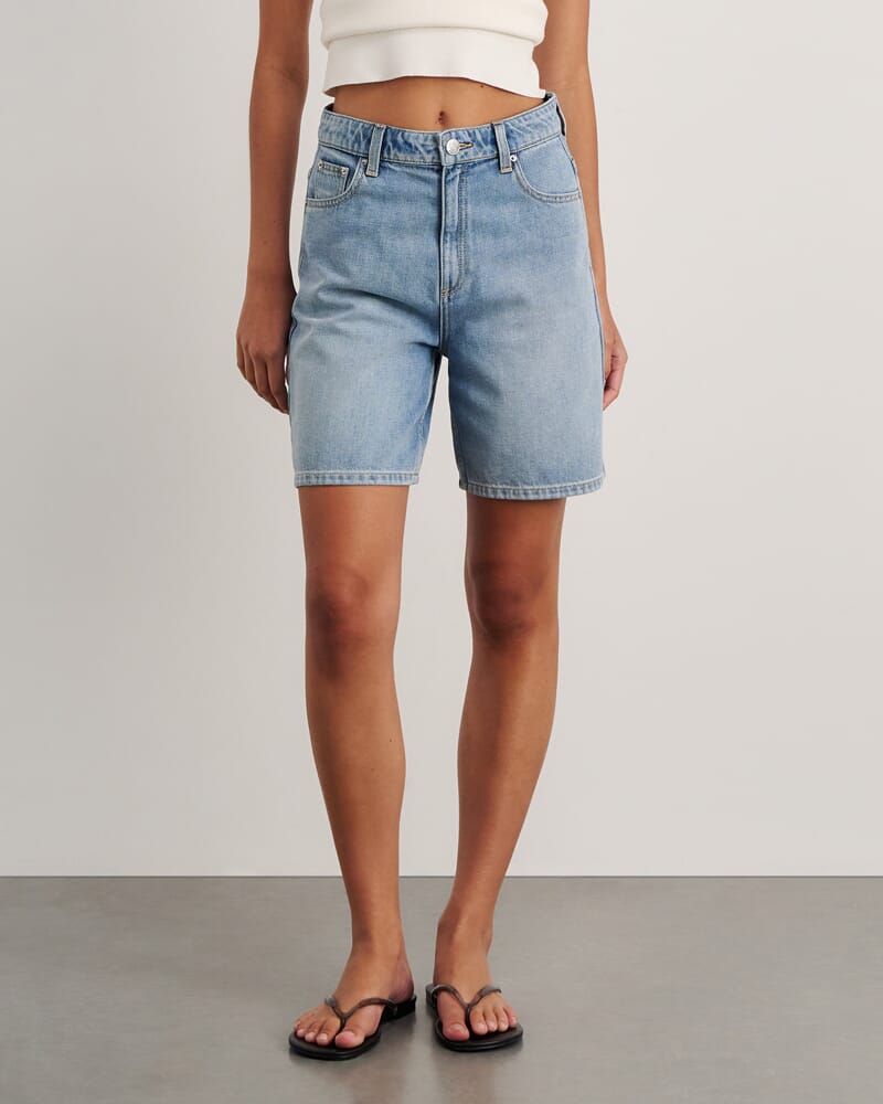 Camron Denim Mid Rise Short in LIGHT VINTAGE WASH