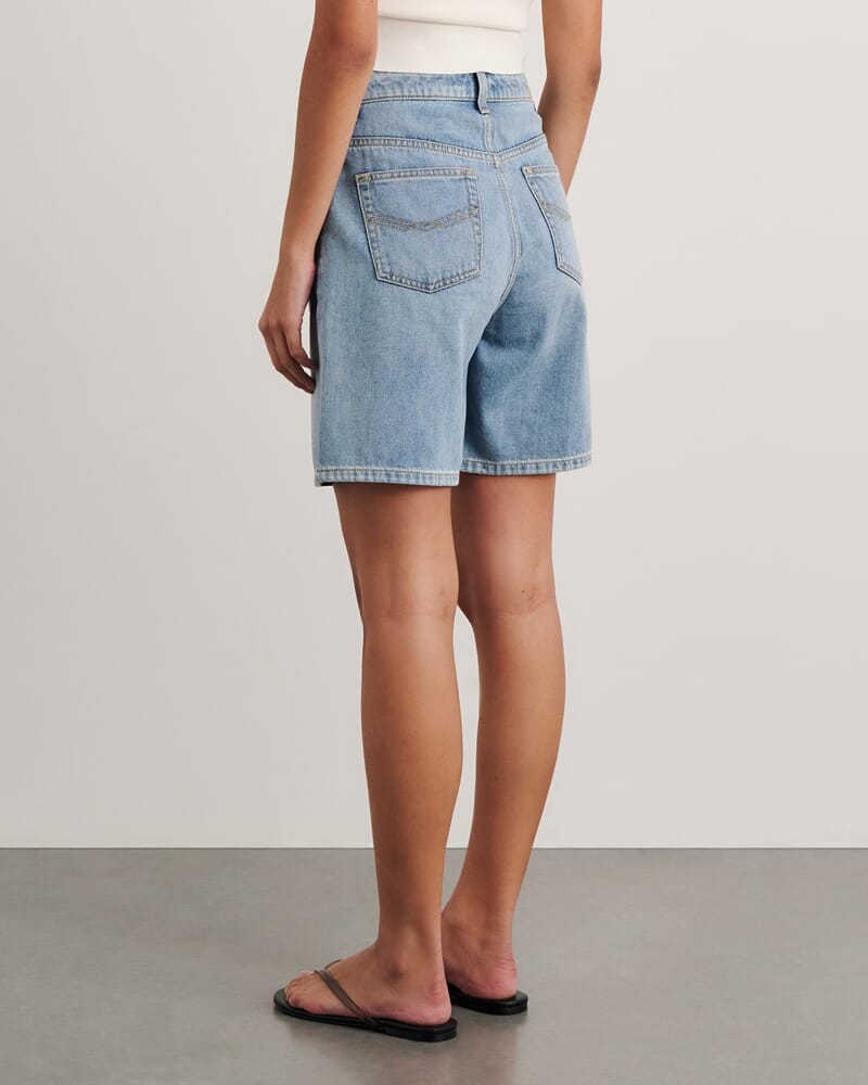 Camron Denim Mid Rise Short in LIGHT VINTAGE WASH
