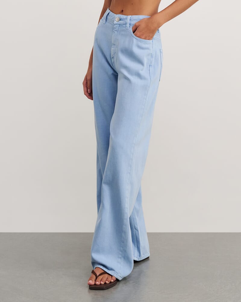 Loe Mid Rise Straight Jean in POWDER BLUE